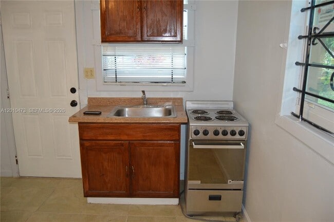 931 NW 179th Terrace in Miami Gardens, FL - Building Photo - Building Photo
