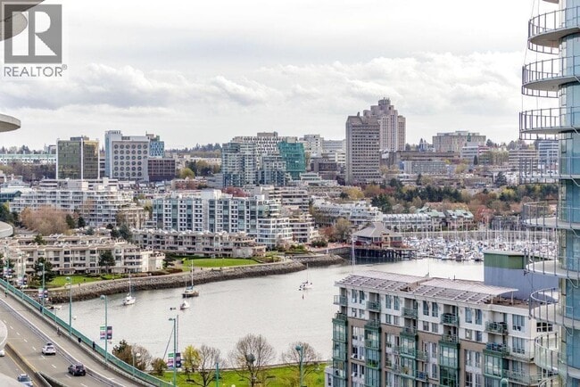 68 Smithe St in Vancouver, BC - Building Photo - Building Photo