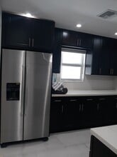 2379 NW 102nd St in Miami, FL - Foto de edificio - Building Photo