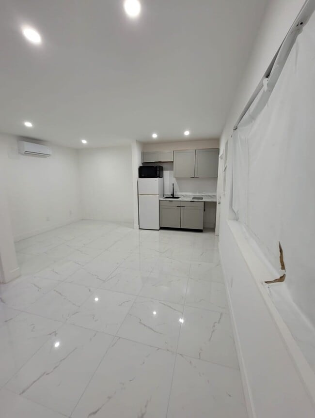 7975 Crespi Blvd in Miami Beach, FL - Foto de edificio - Building Photo