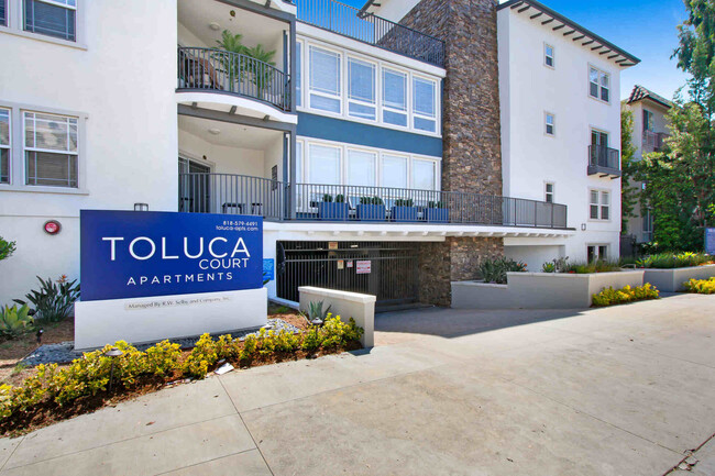 Toluca Court in North Hollywood, CA - Foto de edificio - Building Photo
