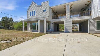 893 E Mather St in New Braunfels, TX - Building Photo