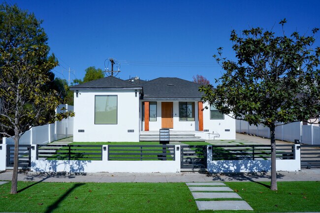 629 W Hillsdale St in Inglewood, CA - Foto de edificio - Building Photo