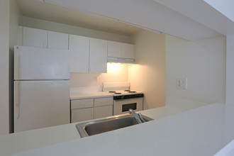 Pembroke Gardens Apartments in Hollywood, FL - Building Photo - Interior Photo