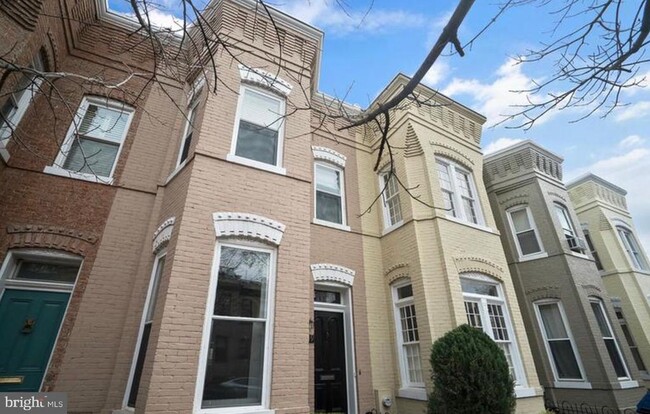 1319 35th St NW in Washington, DC - Foto de edificio - Building Photo