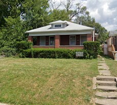 235 N Oakland Ave in Indianapolis, IN - Building Photo