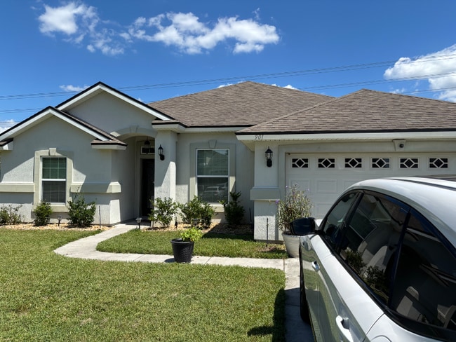 901 Raindrop Ln in Middleburg, FL - Foto de edificio - Building Photo