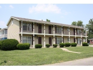 1911 10th St in Charleston, IL - Foto de edificio