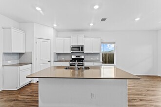 129 Escondido Cir in San Marcos, TX - Building Photo - Building Photo