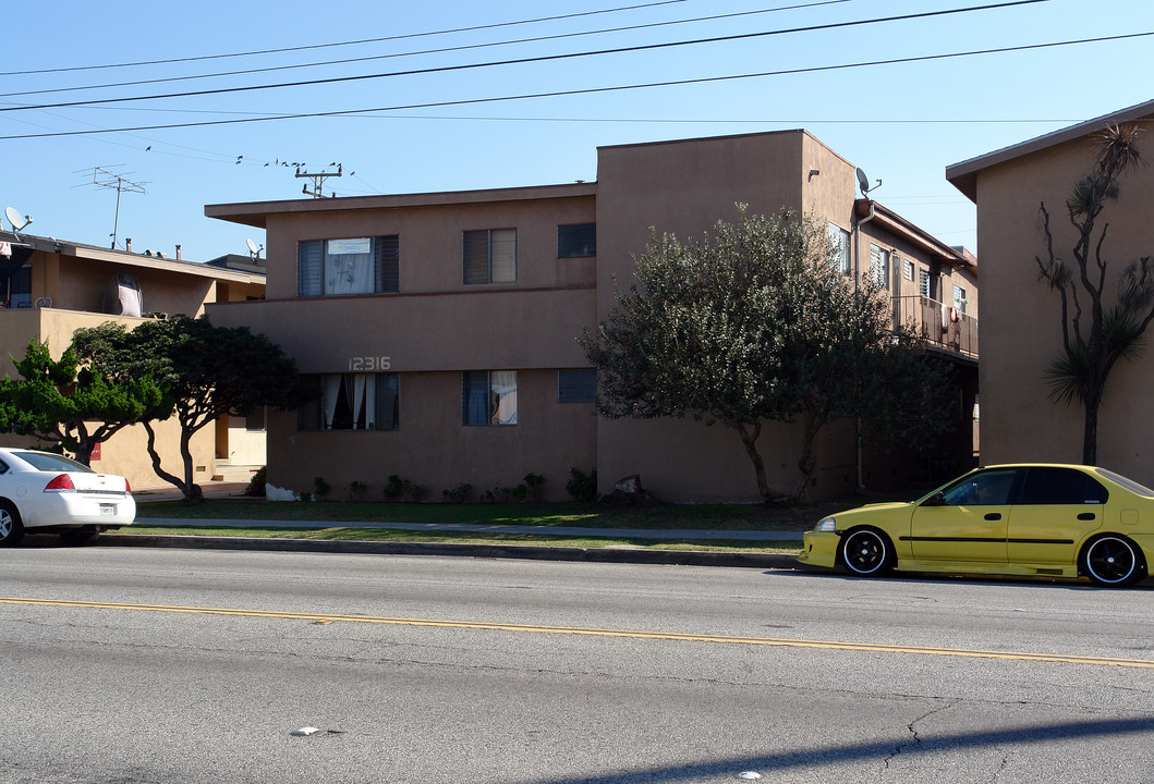 12316 Inglewood Ave in Hawthorne, CA - Foto de edificio