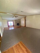 99 Roots Rd in Martindale, TX - Foto de edificio - Building Photo