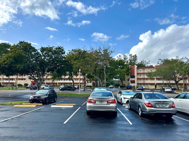 1050 Country Club Dr in Margate, FL - Building Photo - Building Photo