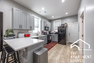 2243 W 23rd Pl, Unit 2R in Chicago, IL - Foto de edificio - Building Photo