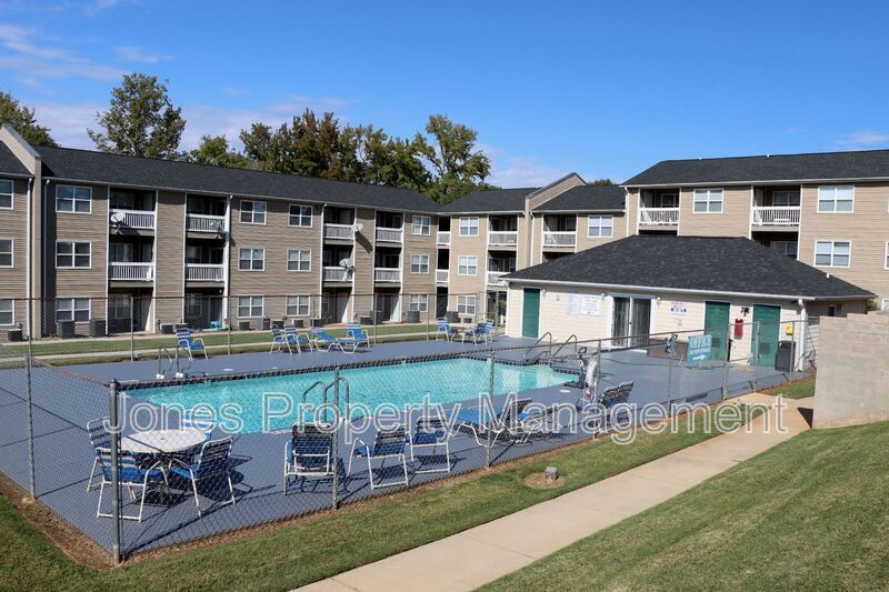 301 Country Club Dr NE in Concord, NC - Foto de edificio