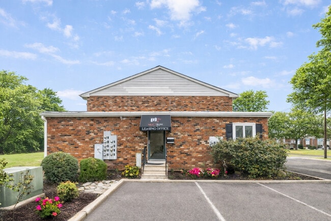 Miry Run Apartments in Mercerville, NJ - Foto de edificio - Building Photo