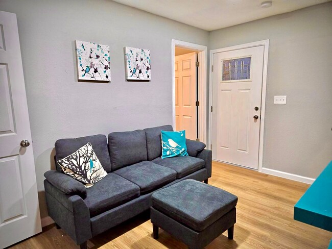 102 Honeysuckle Ln, Unit Central 2 bed -9 Min Medi in San Antonio, TX - Building Photo - Building Photo
