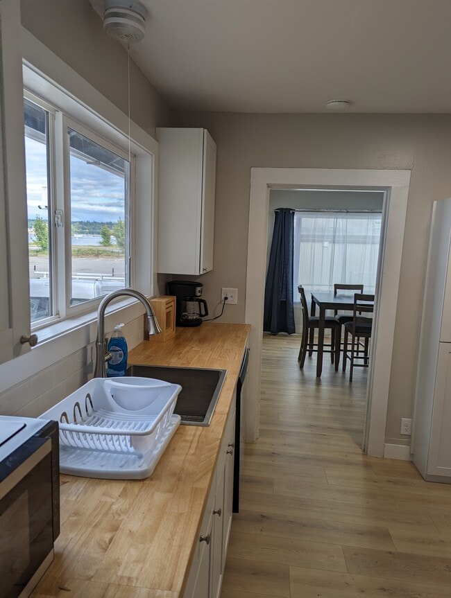 1615 Charleston Beach Rd W in Bremerton, WA - Foto de edificio - Building Photo