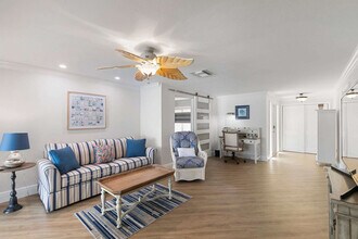 685 N Barfield Dr in Marco Island, FL - Foto de edificio - Building Photo