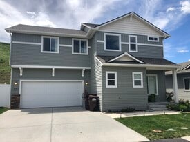 1437 SW Junegrass Ln in Pullman, WA - Building Photo