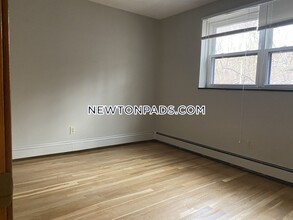 286 Grove St-Unit -5 in Newton, MA - Building Photo - Building Photo