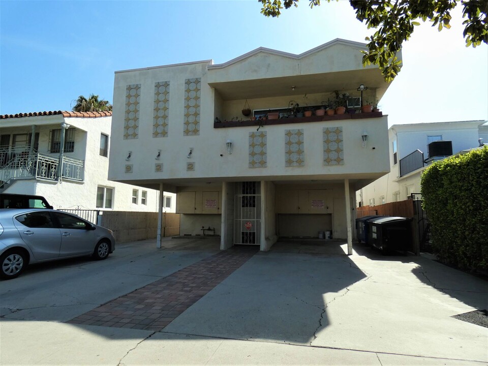 922 S Holt Ave in Los Angeles, CA - Building Photo