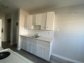 Style Manor in Edmonton, AB - Building Photo - Building Photo