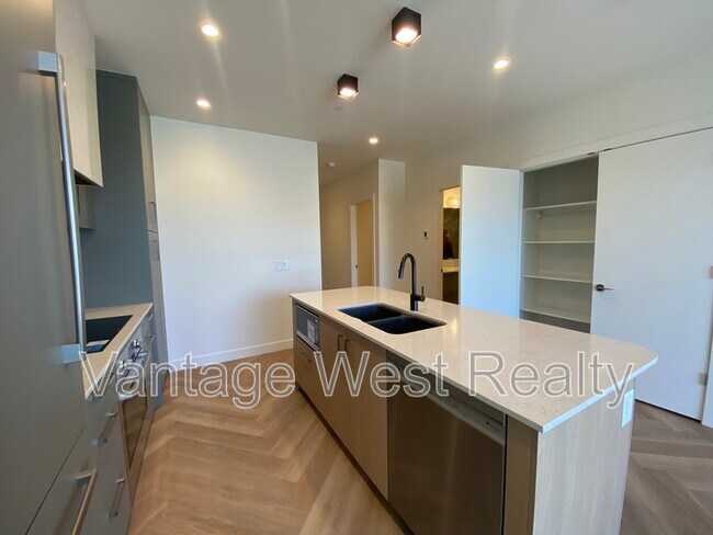 3340-3340 Lakeshore Rd in Kelowna, BC - Building Photo - Building Photo