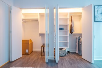 211 W Hubbard St in Chicago, IL - Building Photo - Building Photo