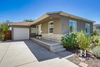 5716 Hazelbrook Ave in Lakewood, CA - Foto de edificio - Building Photo