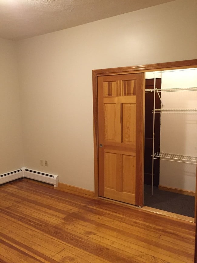 656 June St, Unit 1 in Fall River, MA - Foto de edificio - Building Photo