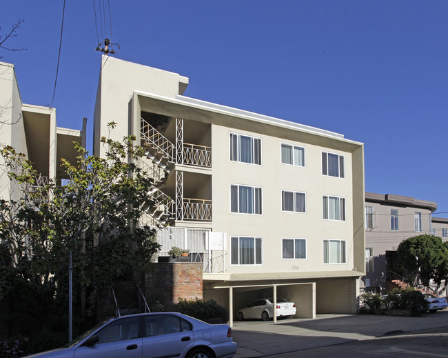 370 Staten Ave in Oakland, CA - Foto de edificio - Building Photo