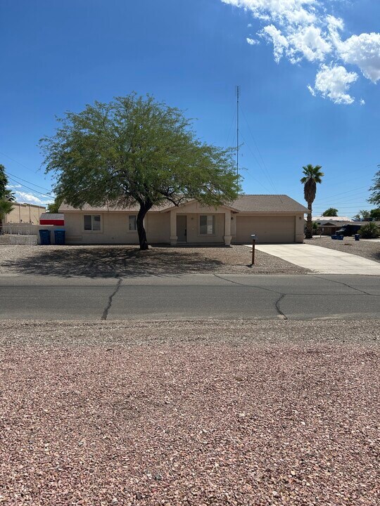3720 Churchill Dr in Lake Havasu City, AZ - Foto de edificio