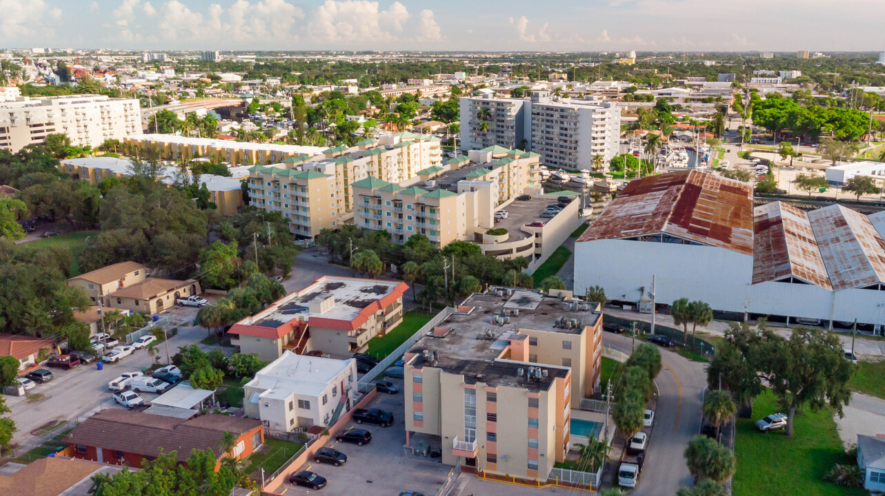 2400 NW 16th Street Rd in Miami, FL - Building Photo