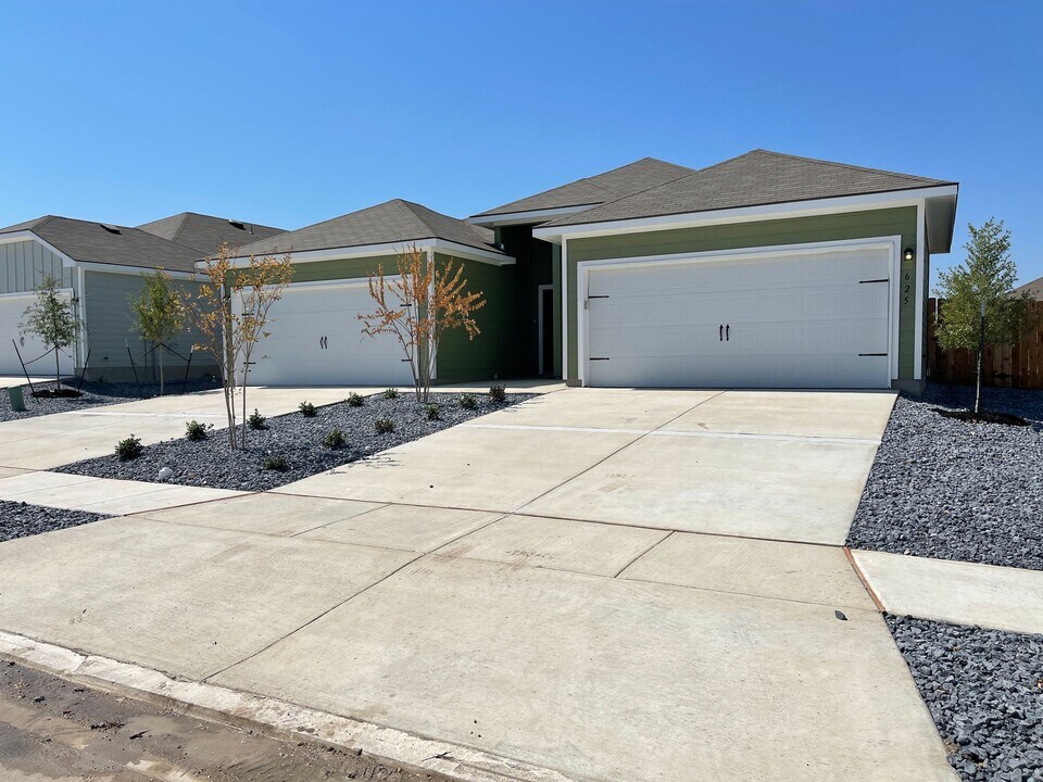 625 Heathers Wy in Seguin, TX - Building Photo