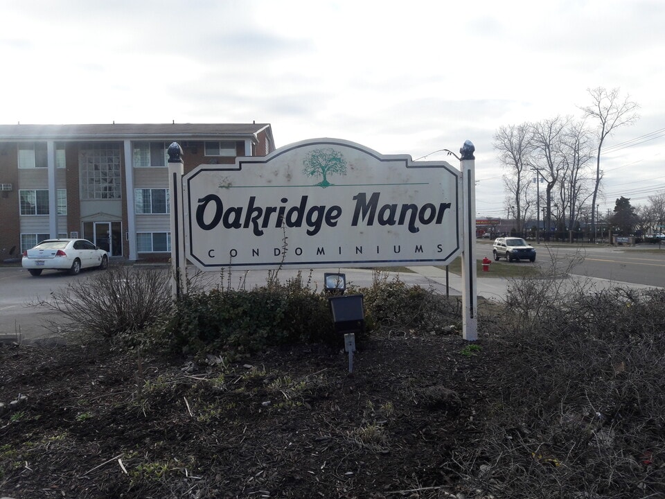 30602 Oakridge Manor Dr, Unit Oakridge Manor in Roseville, MI - Building Photo