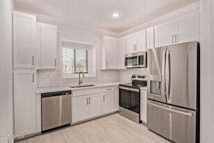 2820 W White Feather Ln in Phoenix, AZ - Building Photo