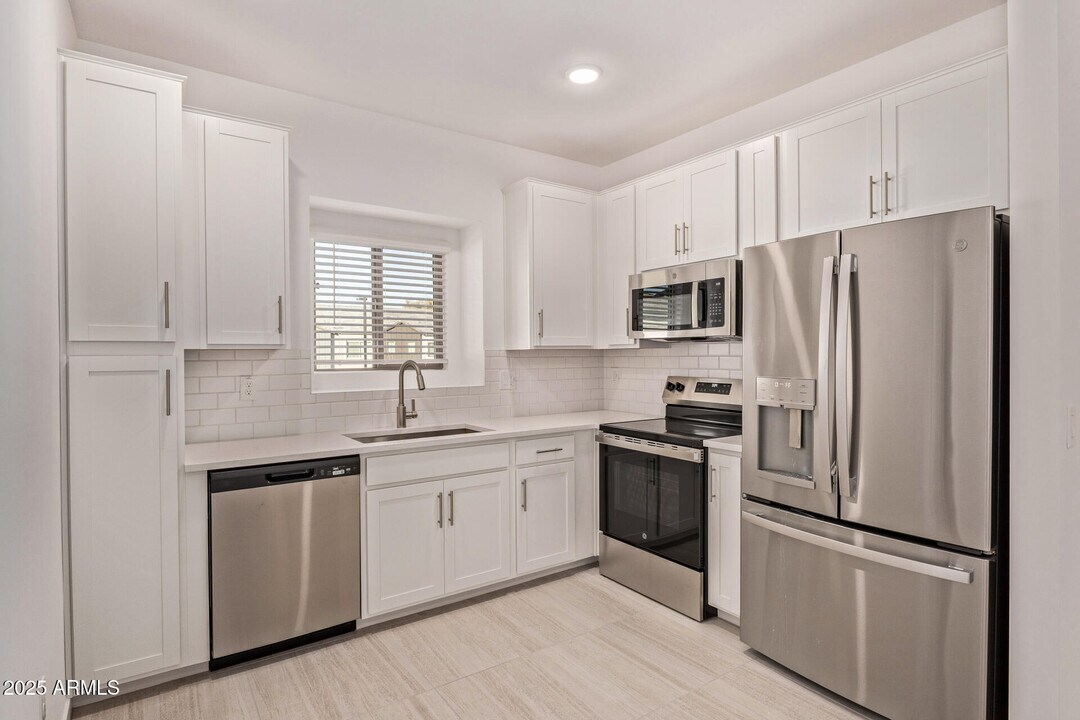 2820 W White Feather Ln in Phoenix, AZ - Building Photo