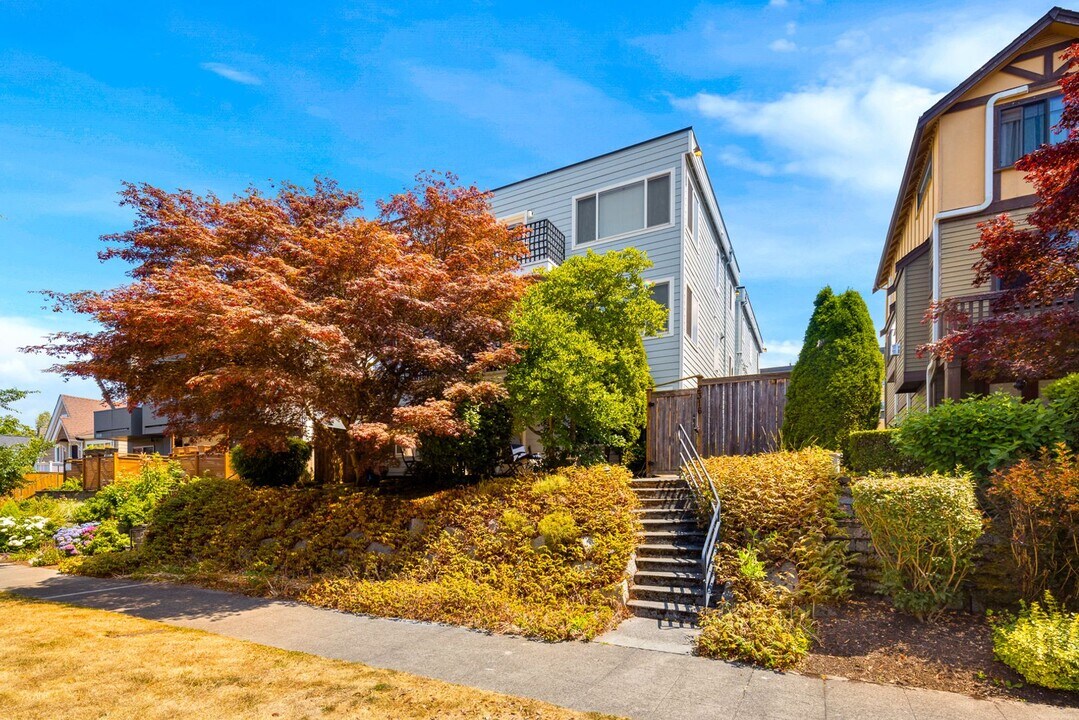 2316 44th Ave SW in Seattle, WA - Building Photo