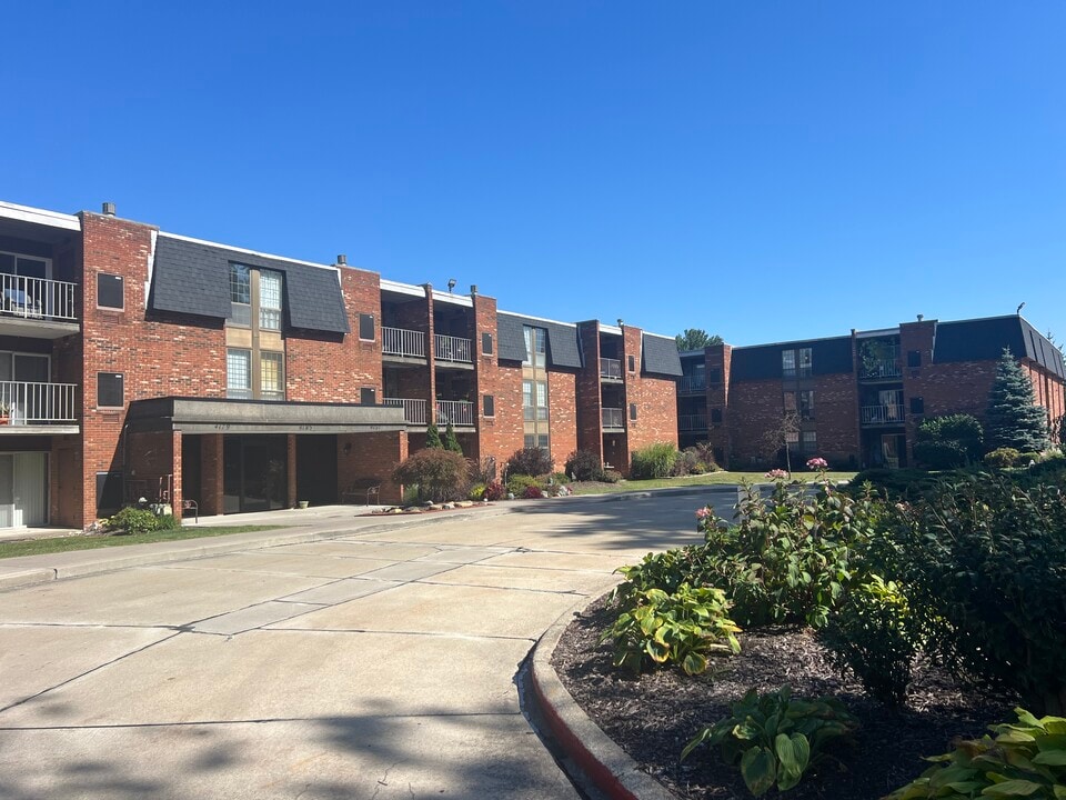 4187 Columbia Rd, Unit 134 in North Olmsted, OH - Building Photo