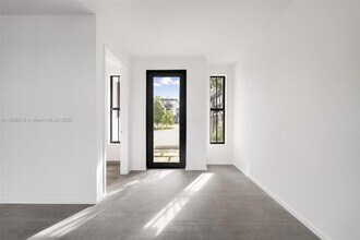 7510 SW 100th St in Pinecrest, FL - Building Photo - Building Photo