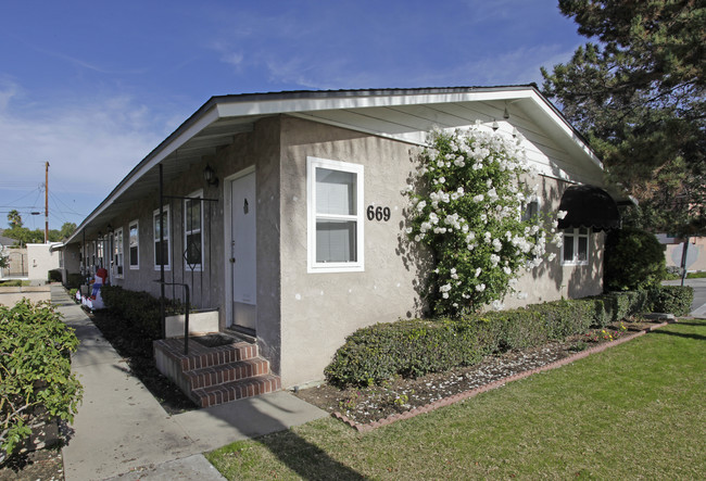 Civic Center Apartments in Brea, CA - Building Photo - Building Photo