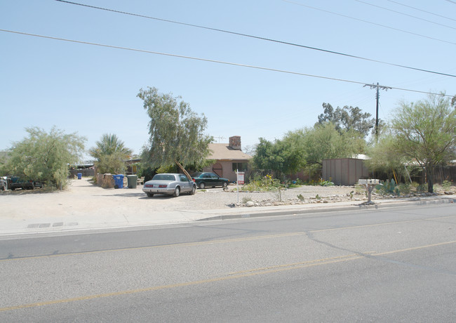 221 W Roger Rd in Tucson, AZ - Foto de edificio - Building Photo