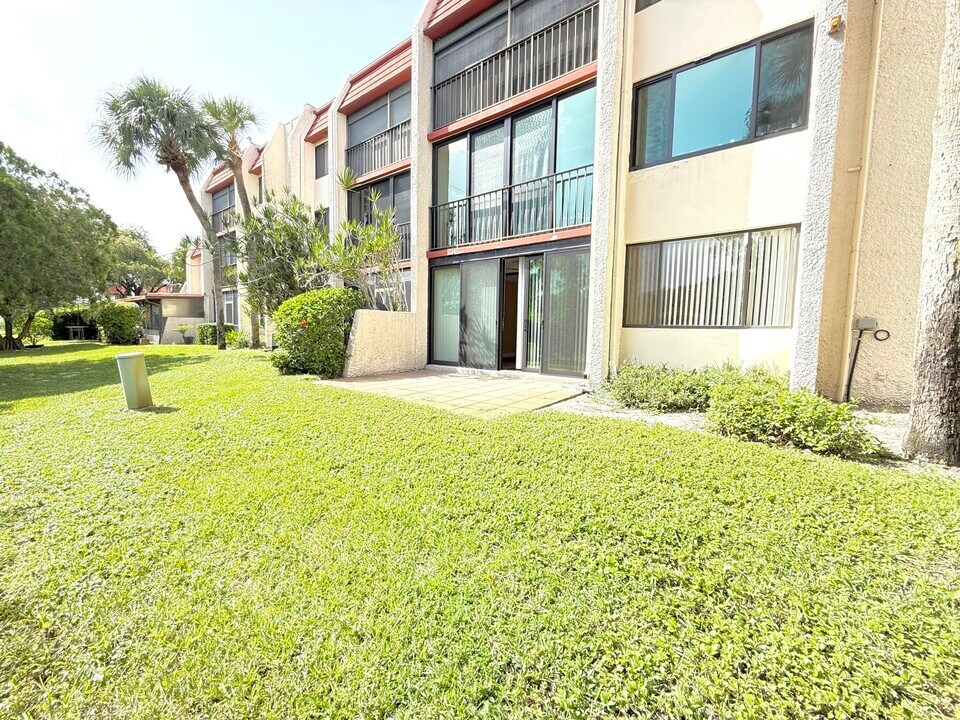 4411 Trevi Ct in Greenacres, FL - Building Photo