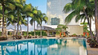 1435 Brickell Ave in Miami, FL - Building Photo