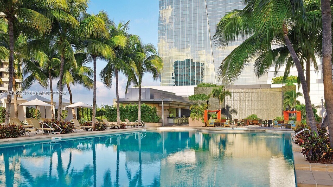 1435 Brickell Ave in Miami, FL - Building Photo