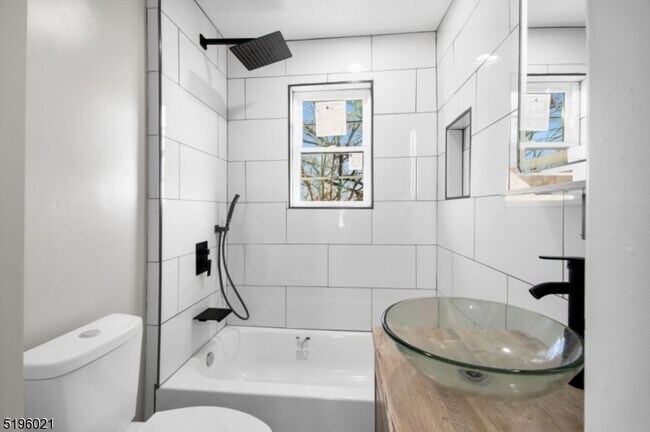 29 Edison St-Unit -3 in Bloomfield, NJ - Building Photo - Building Photo