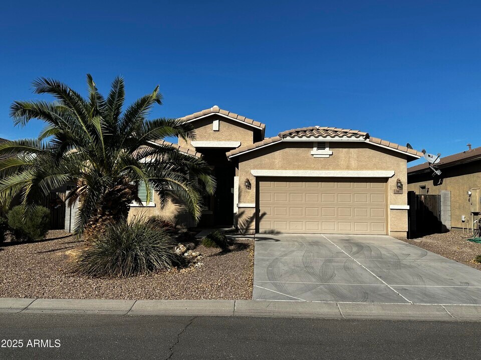 1686 W Paisley Dr in San Tan Valley, AZ - Building Photo