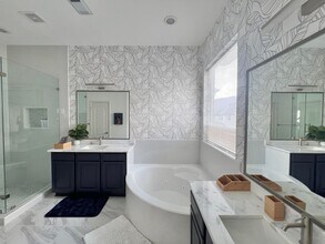 5457 Fairdale Ln in Houston, TX - Building Photo - Building Photo