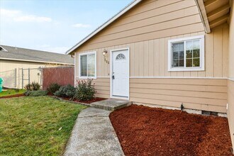 106 N Buchanan Ave in Eagle Point, OR - Building Photo - Building Photo