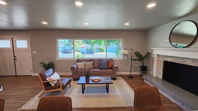 7021 Wilshire Cir in Sacramento, CA - Building Photo - Building Photo